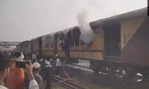 Maha: Fire breaks out in Purna-Parli passenger train near Nanded, probe underway