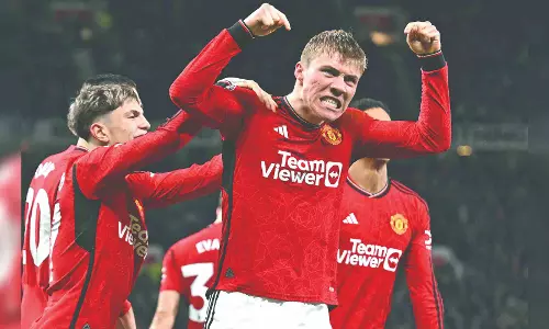 Hojlund scores first league goal to lift Man United to 3-2 win over Aston Villa