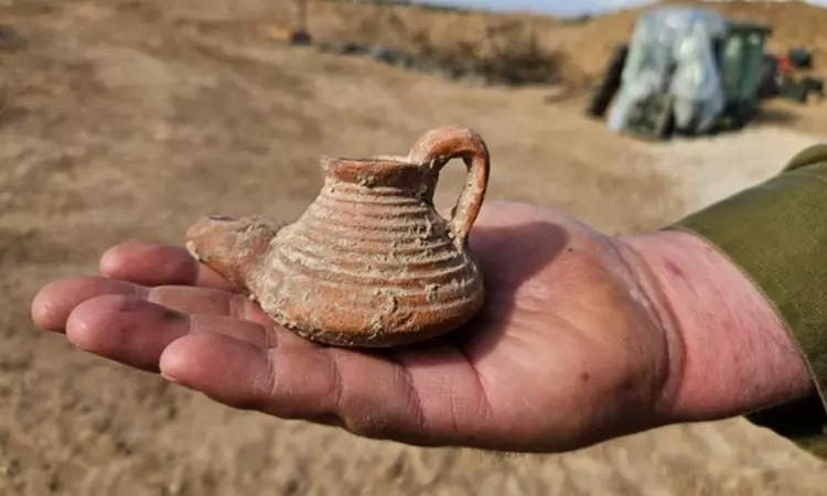 Israeli Reserve soldiers stumble upon 1,500 year-old lamp