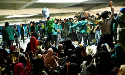 Indonesia: Students storm into Rohingya refugee camp, demand deportation