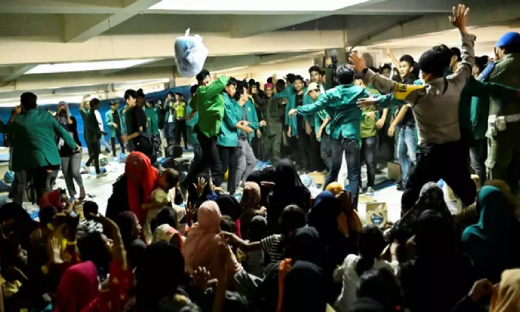 Indonesia: Students storm into Rohingya refugee camp, demand deportation Indonesia: Students storm into Rohingya refugee camp, demand deportation