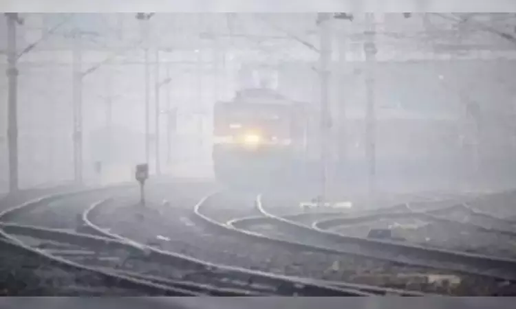 Fog blankets Delhi, flight and train schedules hit due to poor visibility Fog blankets Delhi, flight and train schedules hit due to poor visibility