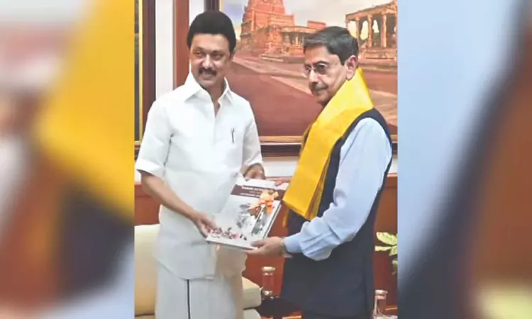 Refrain from delaying Bills: CM to Guv at ‘cordial’ meet Refrain from delaying Bills: CM to Guv at ‘cordial’ meet
