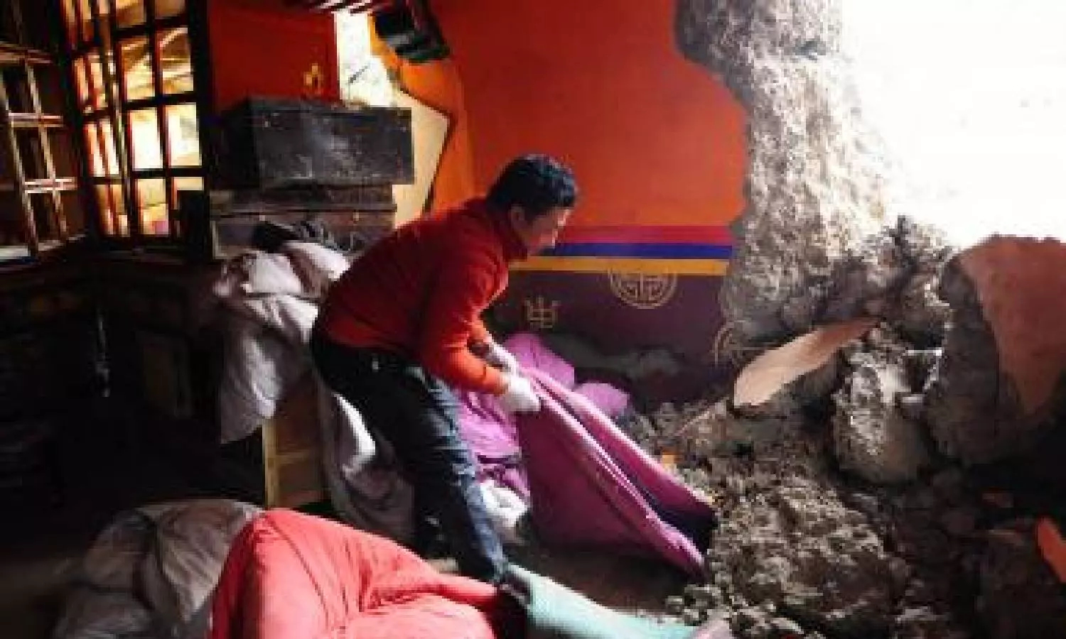 Tibetans in quake-hit areas get scarce aid from Chinese govt