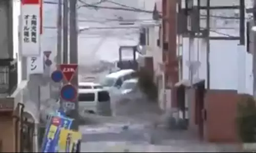 Tsunami waves reach Japans coast following major quakes