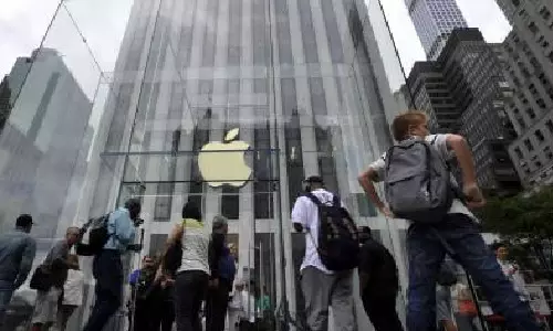 Global premium phone market sees record sales in 2023, Apple leads
