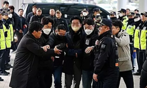 Police to seek warrant for suspect who stabbed S.Korean oppn leader