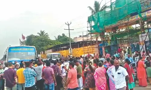 Service road encroached, parents block govt buses