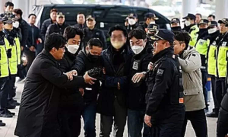 Police to seek warrant for suspect who stabbed S.Korean oppn leader