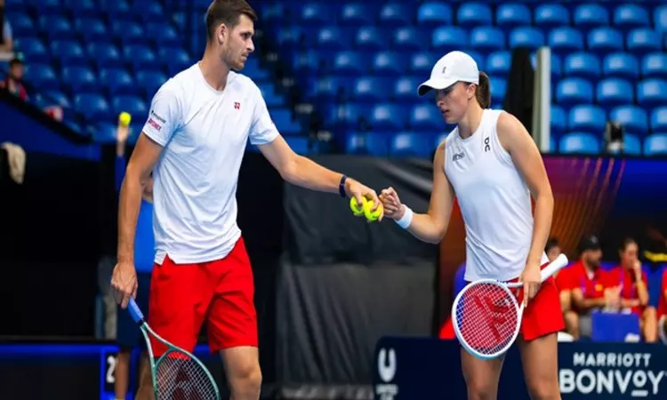 Iga Swiatek, Hubert Hurkacz fire Poland to semifinals in United Cup