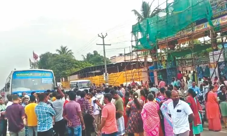 Service road encroached, parents block govt buses