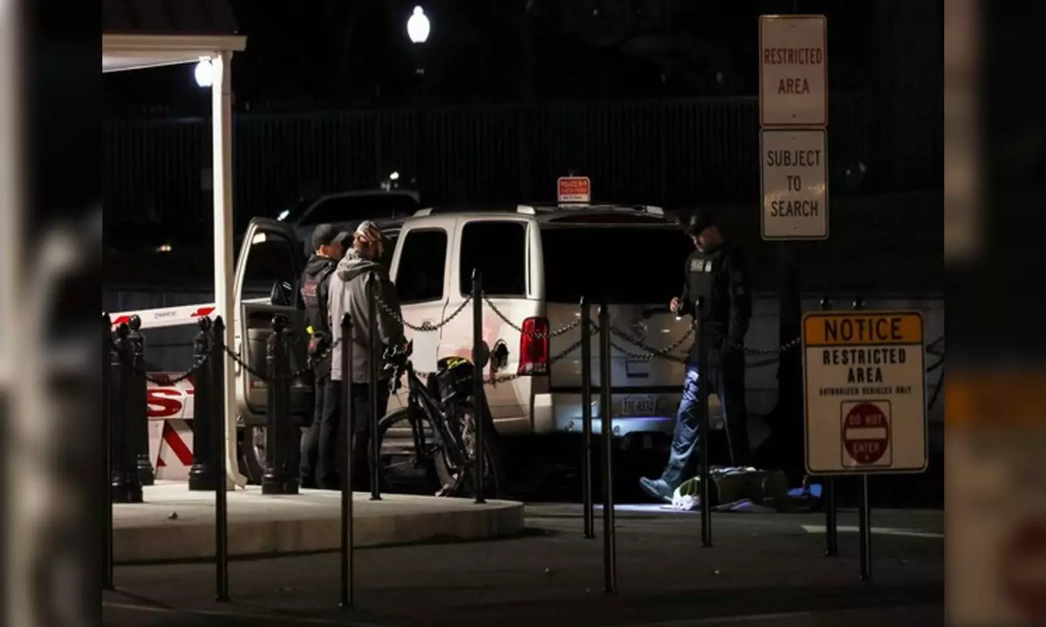 US: Vehicle crashes into gate of White House, driver taken into custody US: Vehicle crashes into gate of White House, driver taken into custody