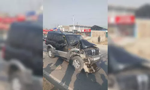 Narrow escape for PDP chief Mehbooba Mufti as vehicle meets with accident