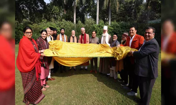 Modi hands over Chadar to be offered on 812th Urs of Khwaja Moinuddin Chishti in Ajmer Modi hands over Chadar to be offered on 812th Urs of Khwaja Moinuddin Chishti in Ajmer