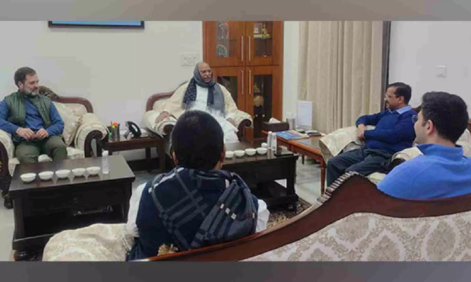 Meeting of Kharge with AAP chief Arvind Kejriwal underway in Delhi Meeting of Kharge with AAP chief Arvind Kejriwal underway in Delhi
