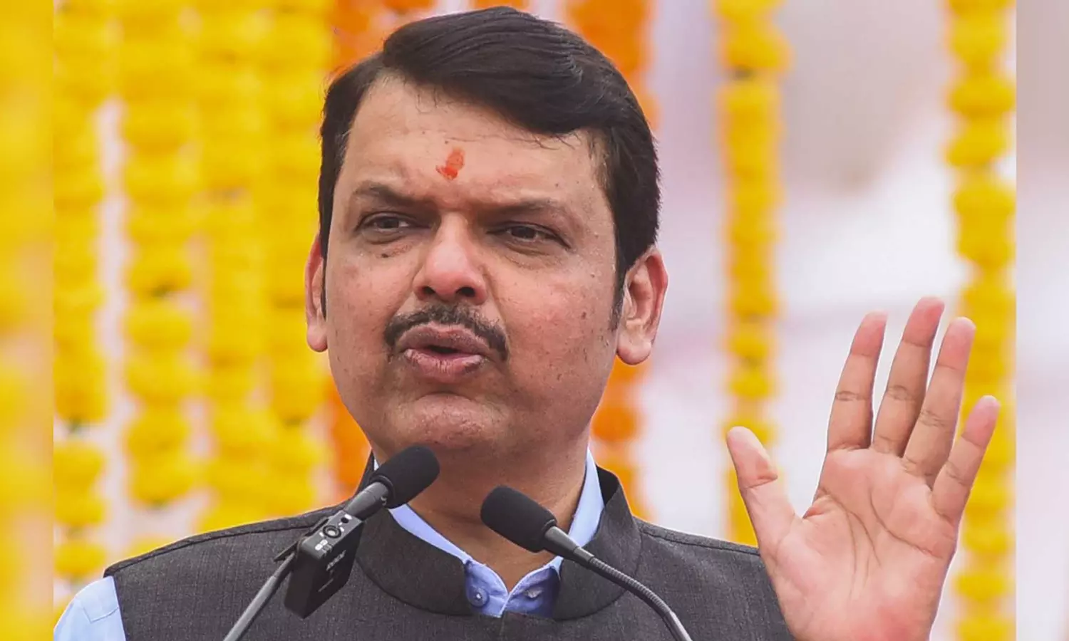 Shiv Sena (UBT) should stop hurting sentiments of Hindus: Fadnavis Shiv Sena (UBT) should stop hurting sentiments of Hindus: Fadnavis