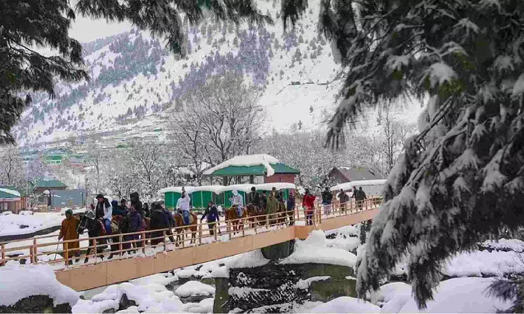 Cold wave intensifies in Kashmir, Srinagar shivers at minus 4.6 deg C