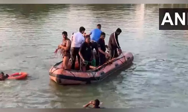 Gujarat: Boat capsizes in Vadodaras lake, 10 rescued Gujarat: Boat capsizes in Vadodaras lake, 10 rescued