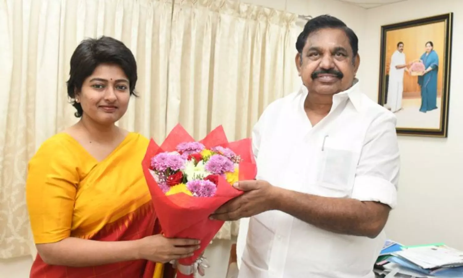 Gayathri Raguramm joins AIADMK in the presence of EPS
