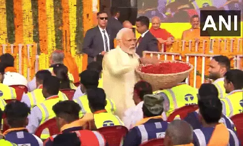 PM Modi showers flower petals on workers in Ayodhya
