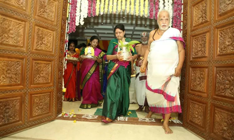 Sasikala conducts housewarming ceremony to her house opposite Jayas Veda Nilayam