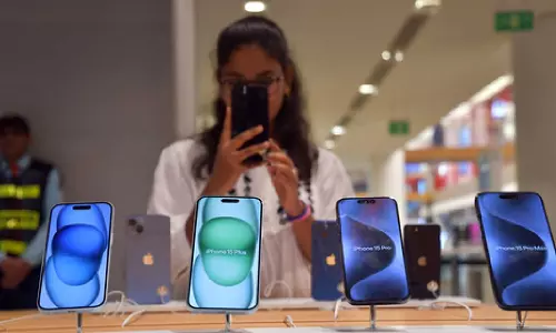 India’s smartphone market remains flat in 2023, Apple surpasses 10-mn unit mark
