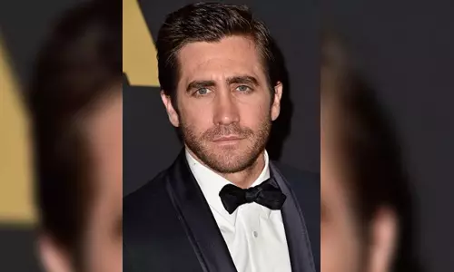 Jake Gyllenhaal takes ice bath in BTS pictures from his new film