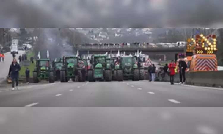 Police arrest 91 as protesting farmers force into Paris food market Police arrest 91 as protesting farmers force into Paris food market