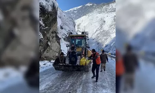 Vehicular movement partially restored on Jammu-Srinagar highway