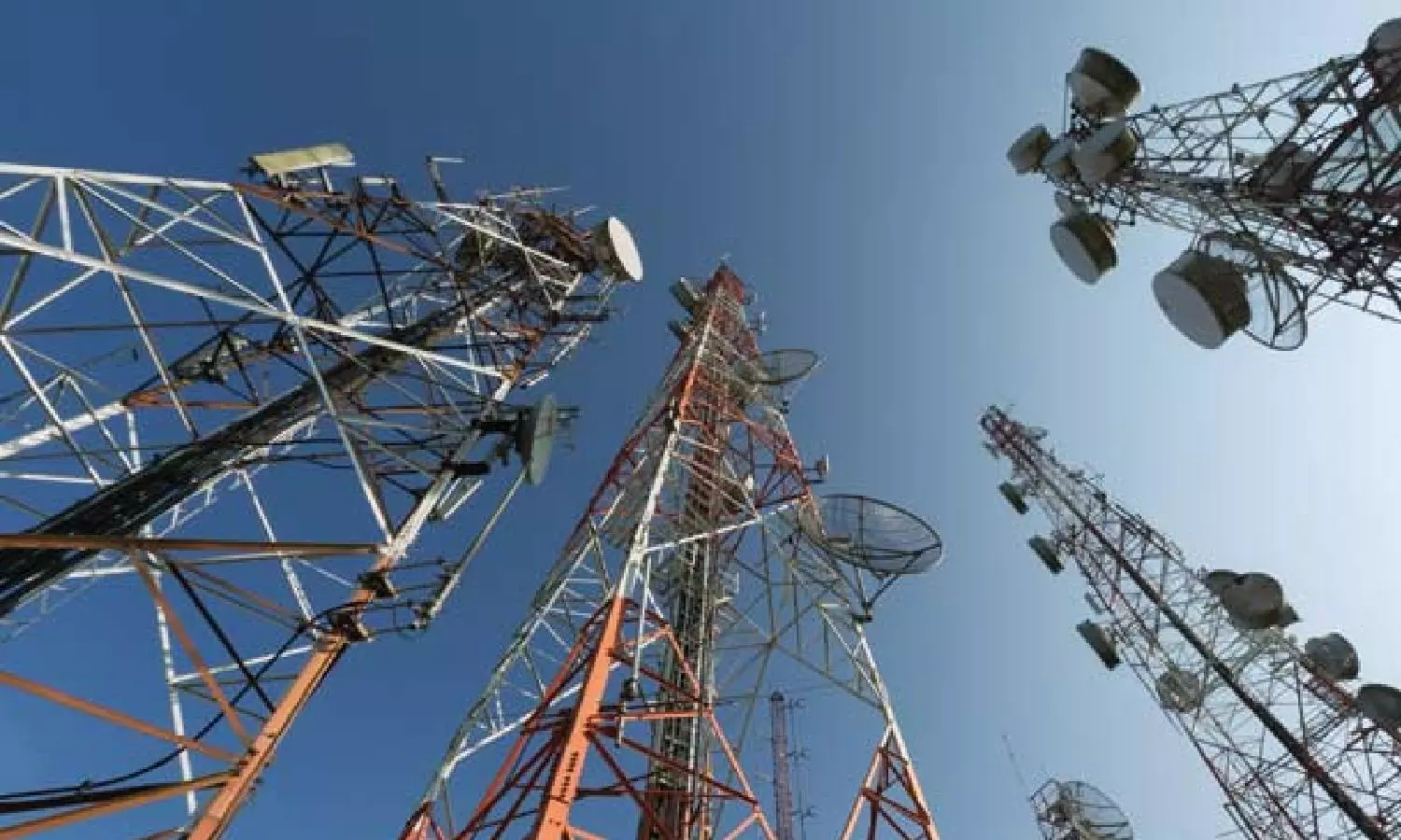Mobile tower atop residence collapses after rains  in Purasawalkam