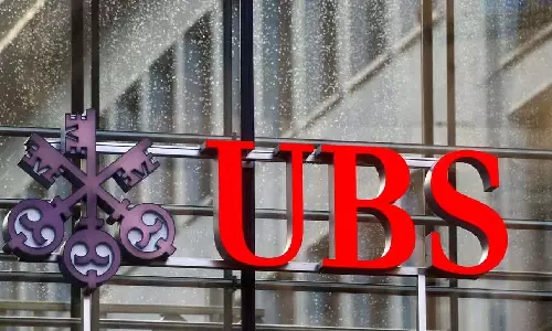 UBS plans to restart share buybacks, logs Q4 loss