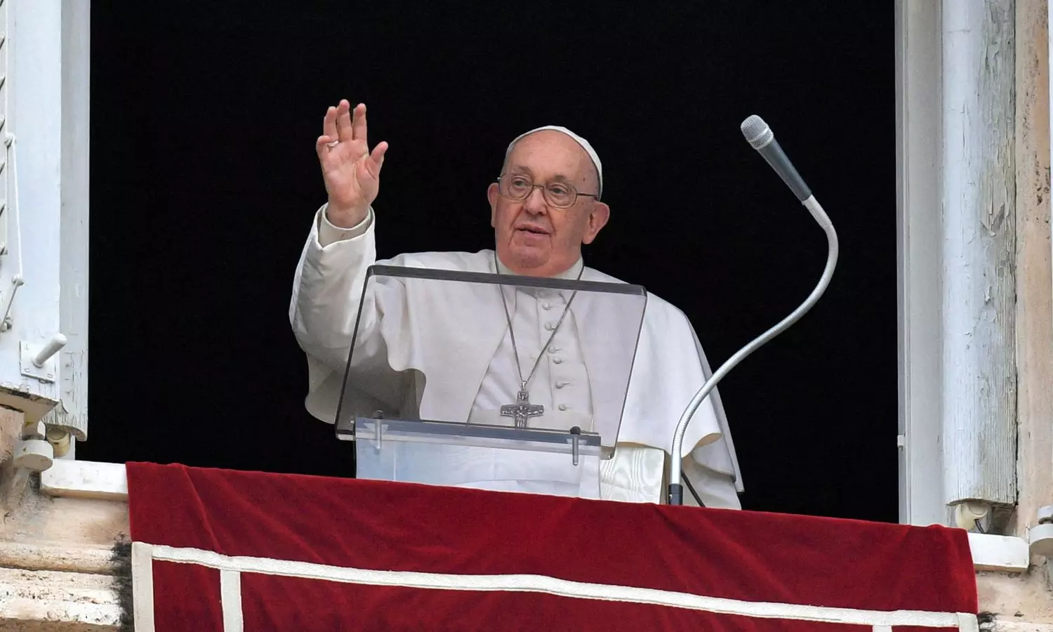 Pope sees hypocrisy in those who criticise LGBT blessings