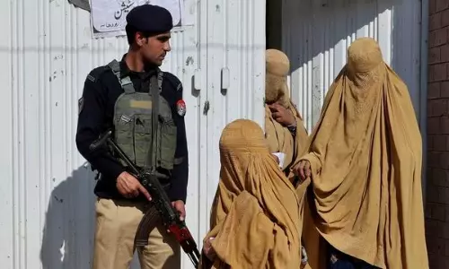 Voting closes in Pakistans national elections amid internet outages, rigging allegations