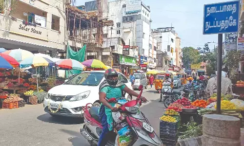 Hawkers blocking Mylapore walkways, rue residents
