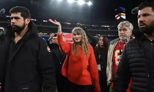 Taylor Swift lands in Los Angeles ahead of Super Bowl