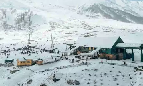 Gulmarg witnesses tourist surge after much awaited snowfall