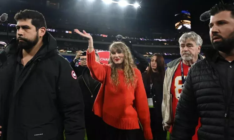 Taylor Swift lands in Los Angeles ahead of Super Bowl