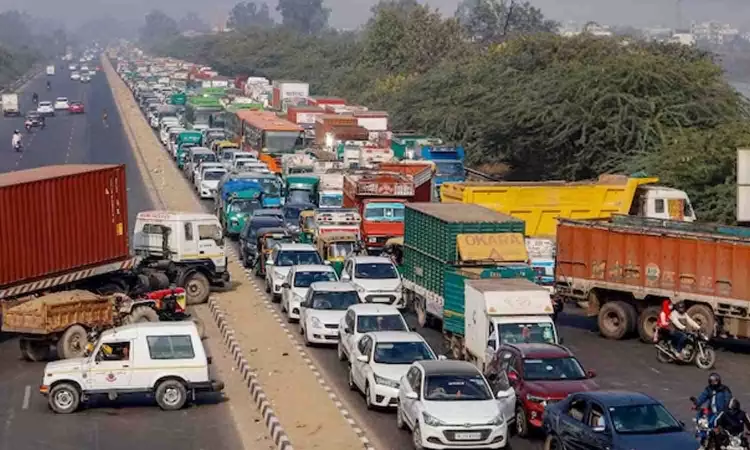 Commuters inconvenienced as Singhu border remains closed for traffic Commuters inconvenienced as Singhu border remains closed for traffic