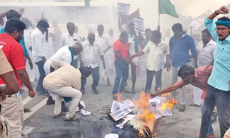 Citing support to K’taka, ryots burn effigy of CWMA chief Citing support to K’taka, ryots burn effigy of CWMA chief