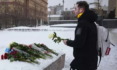 Tributes to Alexei Navalny removed from Russian cities as police look on
