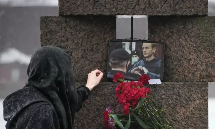 Navalny’s team confirms his death and says his mother is searching for his body