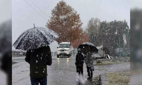 Heavy snowfall in hills, rain lashes plains in J&K Heavy snowfall in hills, rain lashes plains in J&K