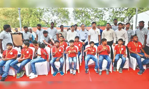 Sports Minister felicitates children who swam from Cuddalore to Chennai