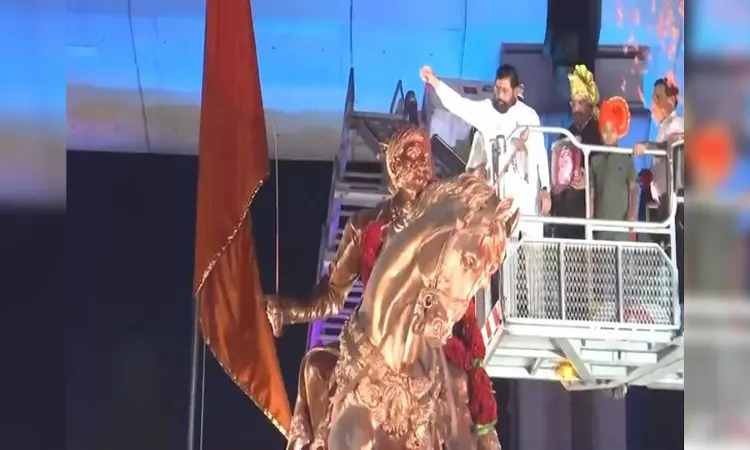 Maharashtra CM offers floral tribute to Chhatrapati Shivaji on his birth anniversary Maharashtra CM offers floral tribute to Chhatrapati Shivaji on his birth anniversary