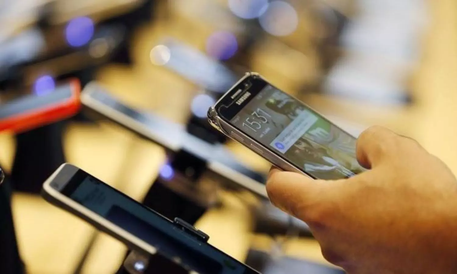 Global 5G smartphone shipments crosses 2 bn units in Q4 2023: Report