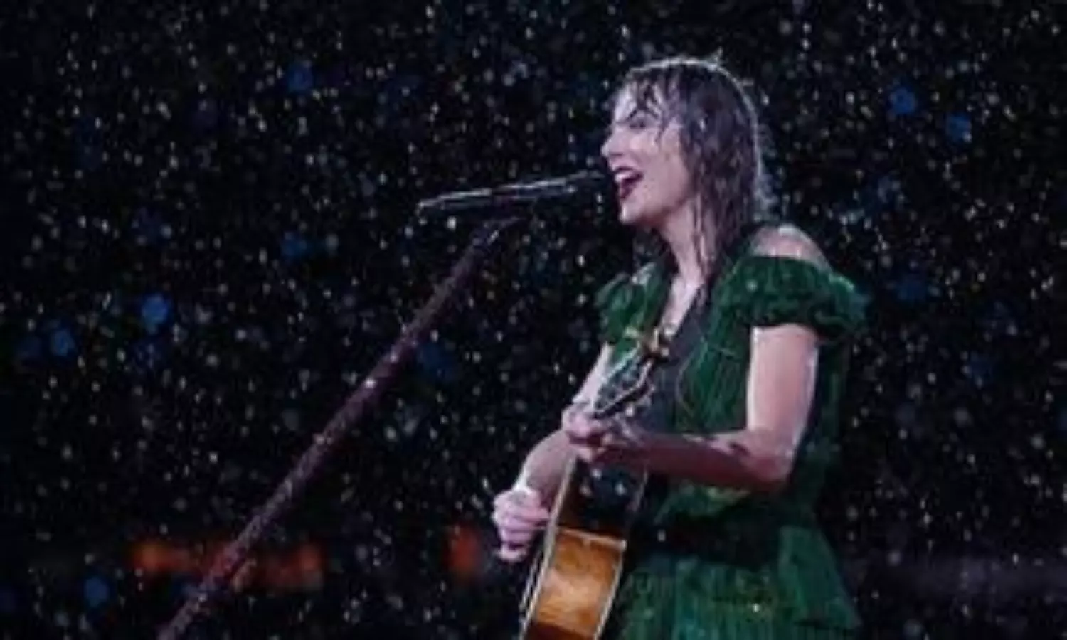 Taylor Swifts Sydney gig evacuated after lightning storm