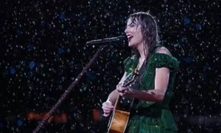 Taylor Swifts Sydney gig evacuated after lightning storm Taylor Swifts Sydney gig evacuated after lightning storm