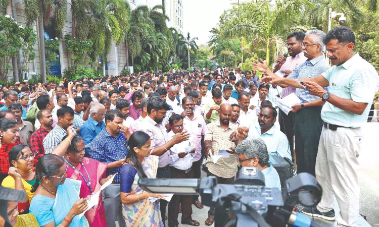 Seeking old pension scheme, Secretariat staff stage protest Seeking old pension scheme, Secretariat staff stage protest