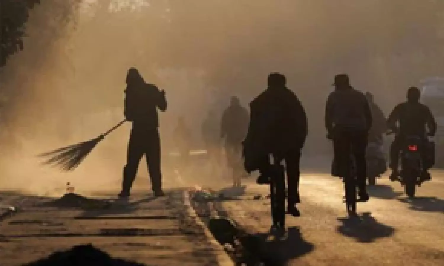 Delhi records 7.6 degrees, AQI poor at several stations Delhi records 7.6 degrees, AQI poor at several stations