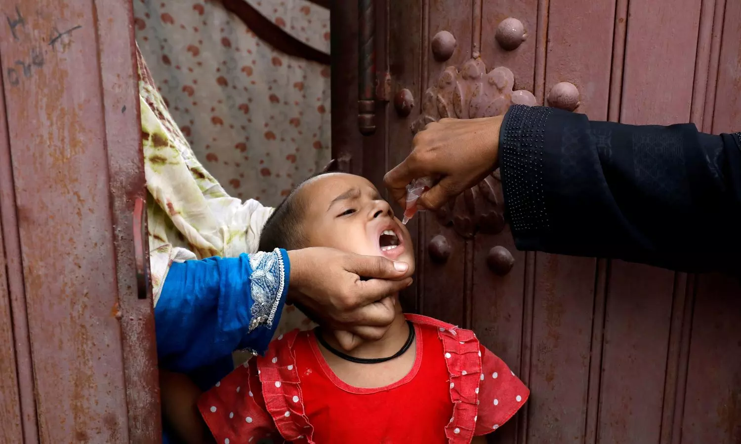 2 injured in attack on anti-polio team in northwest Pakistan 2 injured in attack on anti-polio team in northwest Pakistan
